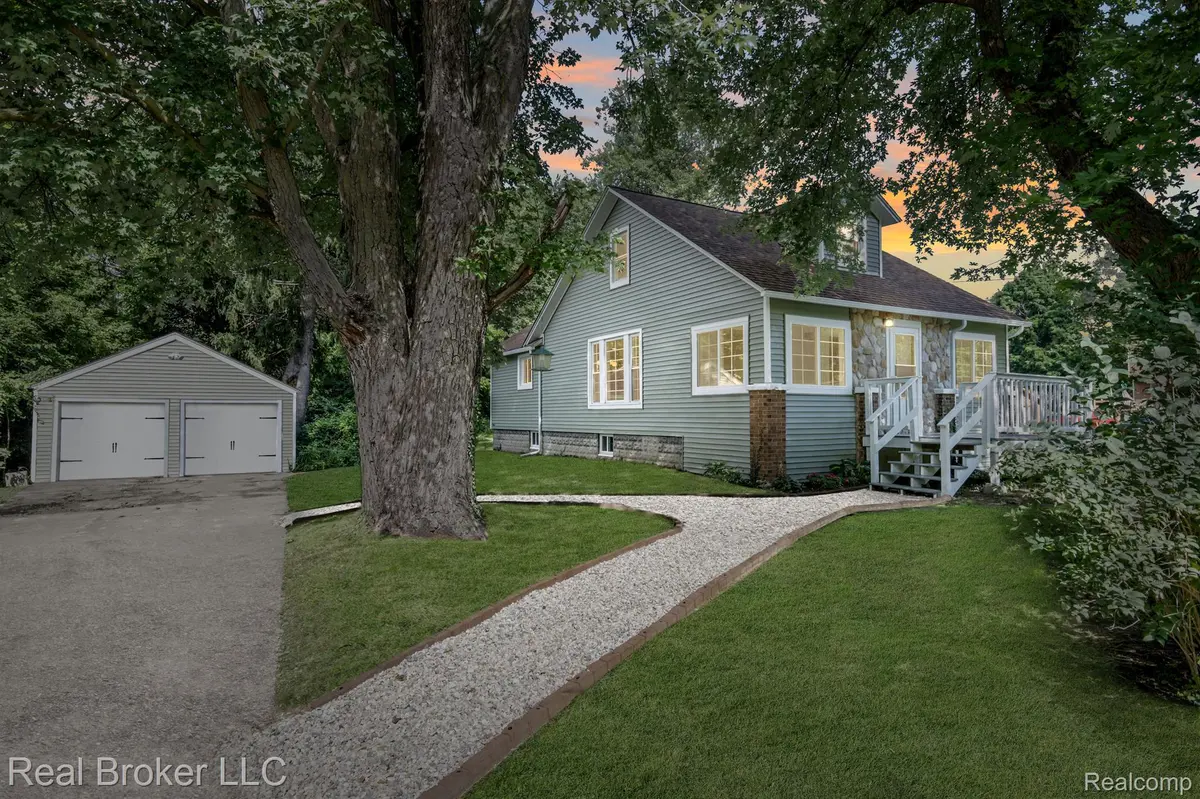 2297 MEADOW ST, Flint Twp, MI 48433