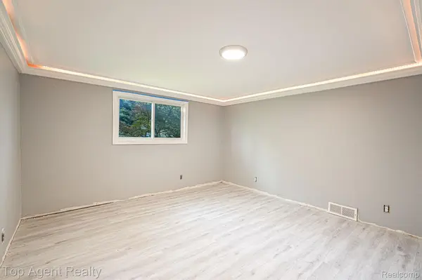 Shelby Twp, MI 48317,8490 MILLIS RD