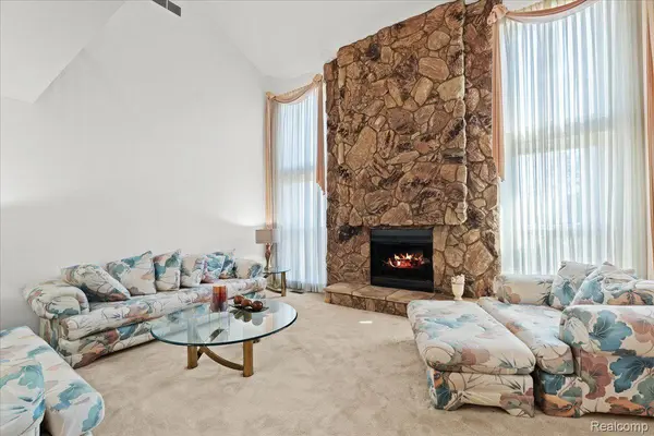 Farmington Hills, MI 48336,27585 BRIDLE HILLS DR