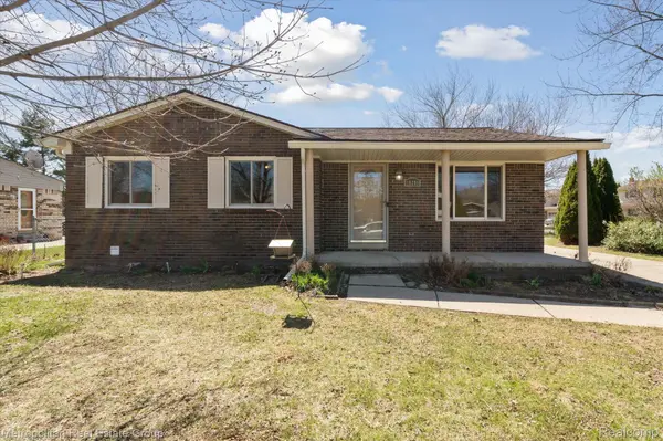 18289 N OAK DR, Clinton Township, MI 48038