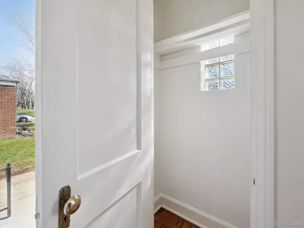 Redford, MI 48240,16733 BRADY