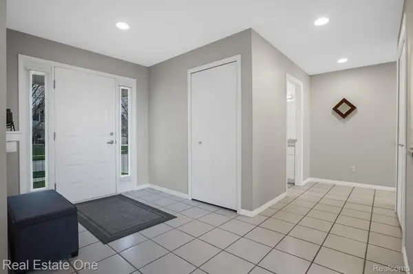 Macomb, MI 48044,18114 TERESA DR