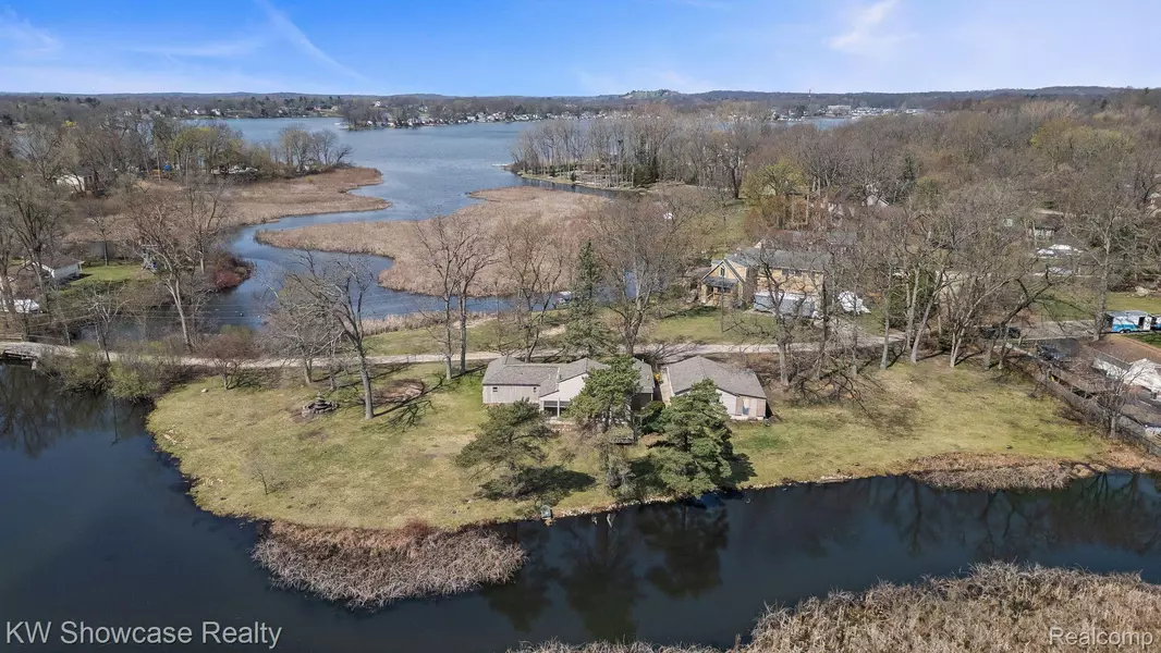 184 SHOTWELL ST, White Lake, MI 48386