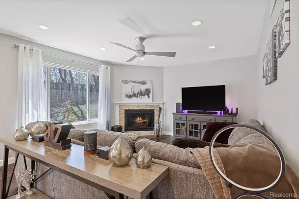 Farmington Hills, MI 48335,34709 PICKFORD DR