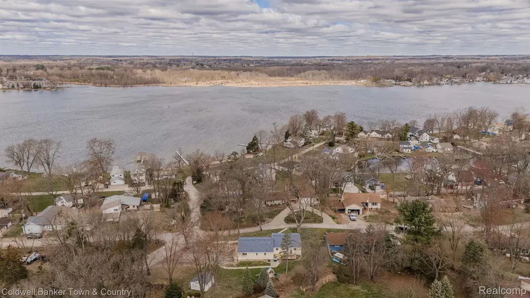 11685 HIGHRIDGE DR, Pinckney, MI 48169