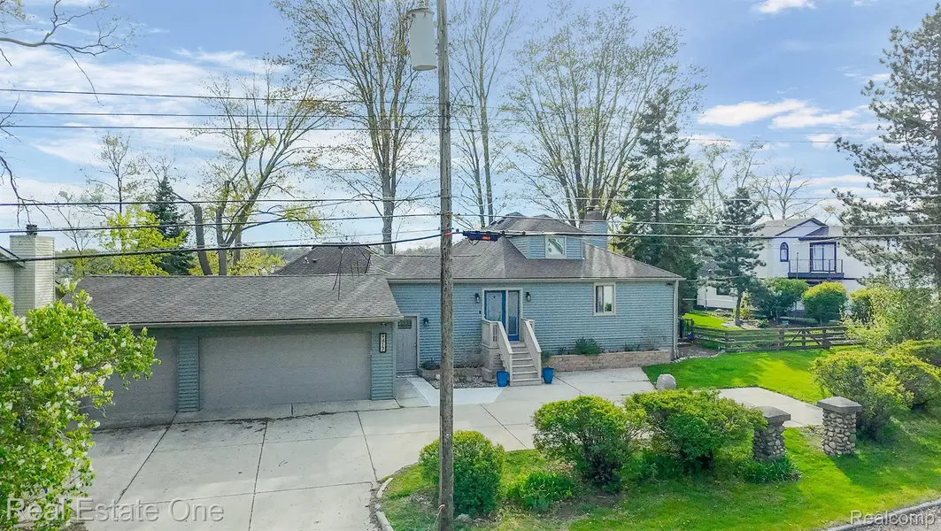 9417 CEDAR ISLAND RD, White Lake, MI 48386