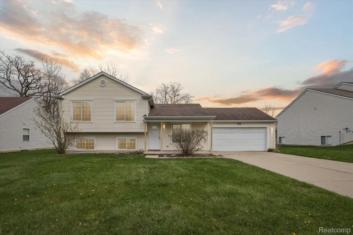 684 HAYSTACK DR, Linden, MI 48451