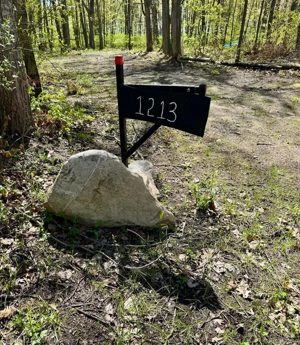 1213 KEWEENAW TRL, Houghton Lake, MI 48629