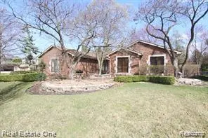 19550 Laurel DR, Livonia, MI 48152