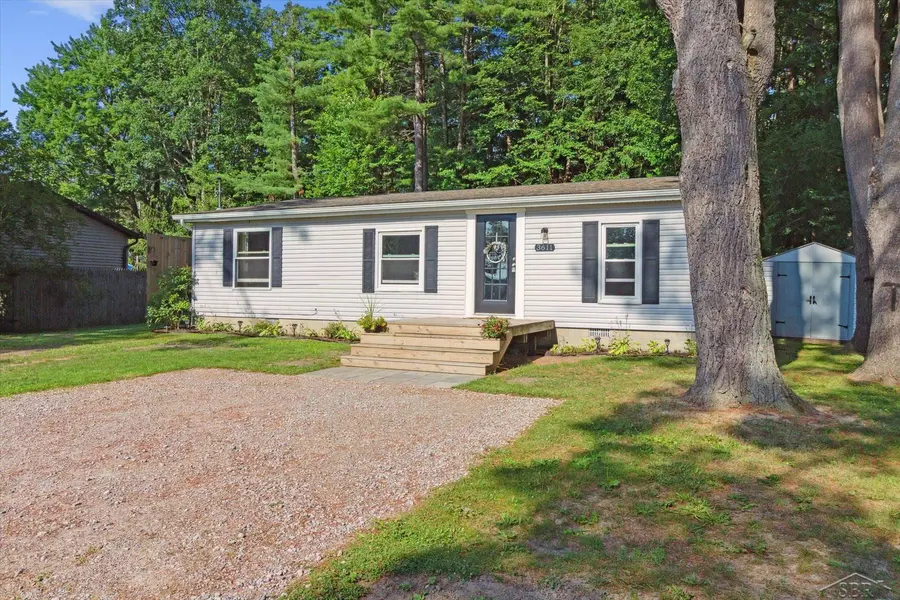 3611 N Sadler DR, Sanford, MI 48657