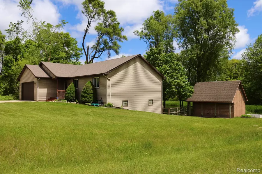 9568 Bloomhill Dr. DR, Holly, MI 48442