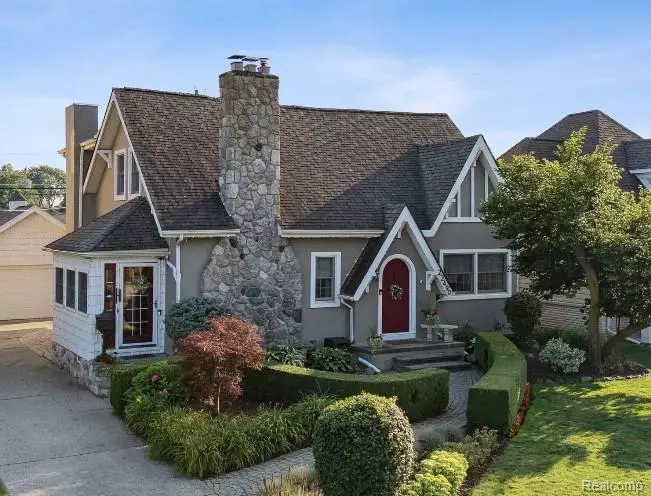 22490 Bayview DR, St. Clair Shores, MI 48081