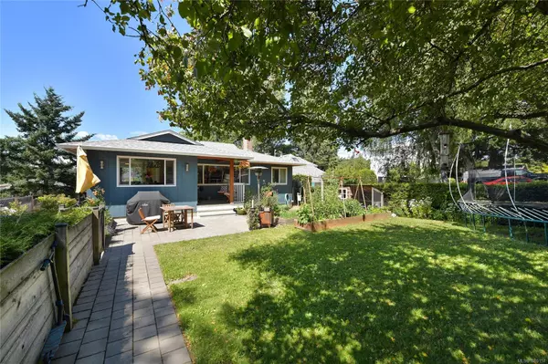 Saanich, BC V8X 2Y5,916 LESLIE Dr