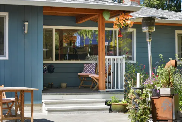 Saanich, BC V8X 2Y5,916 LESLIE Dr