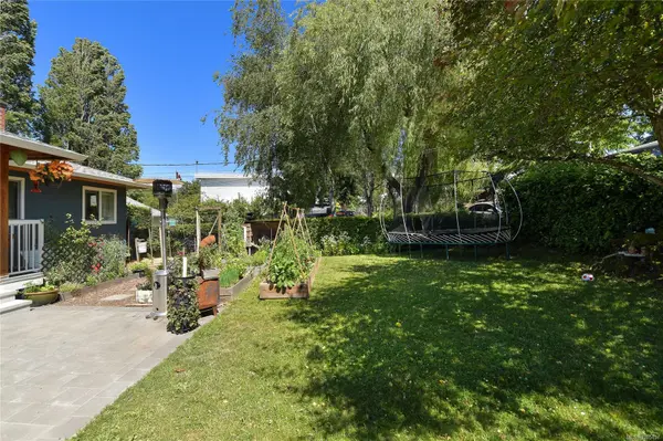 Saanich, BC V8X 2Y5,916 LESLIE Dr