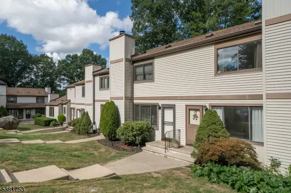 912 Stonegate Ln, Stanhope Boro, NJ 07874