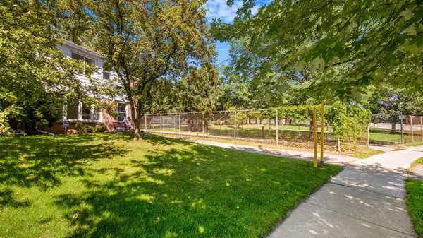 Toronto E04, ON M1L 1Y5,118 Chestnut CRES