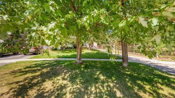 Toronto E04, ON M1L 1Y5,118 Chestnut CRES