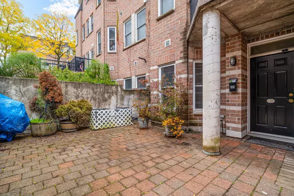 Toronto W04, ON M6A 3E7,760 Lawrence AVE W #137