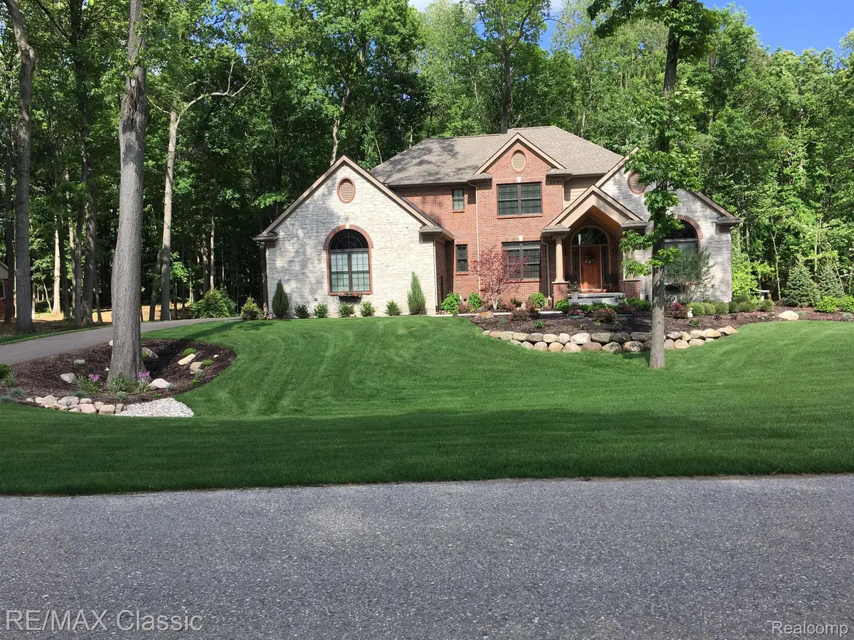 2549 PINE BLUFFS, Highland Twp, MI 48357