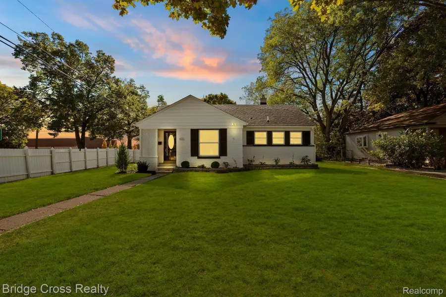 2896 DORCHESTER RD, Birmingham, MI 48009