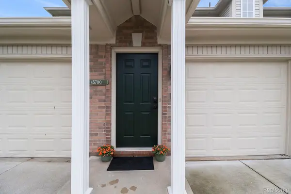 Macomb, MI 48044,45700 GABLE DR