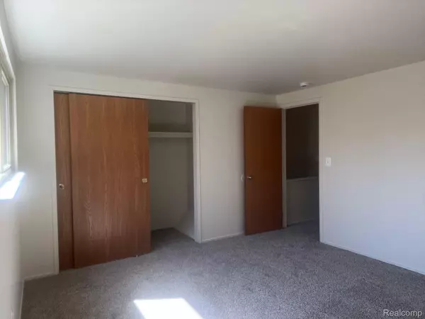 Taylor, MI 48180,9718 Pine