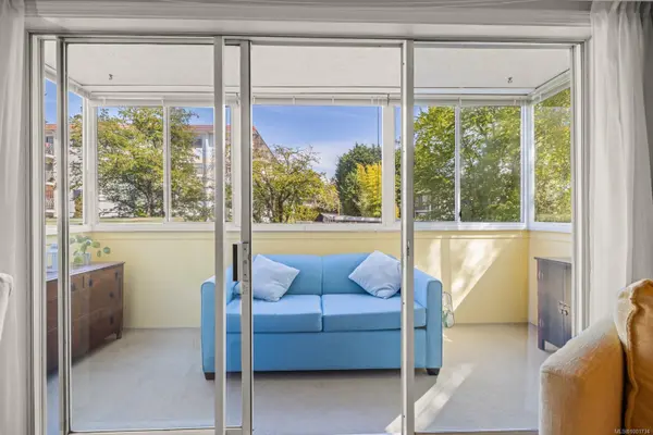 Victoria, BC V8V 4G2,415 Linden Ave #204