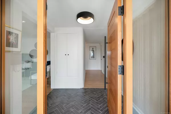 Oak Bay, BC V8P 1V6,2126 Lansdowne Rd