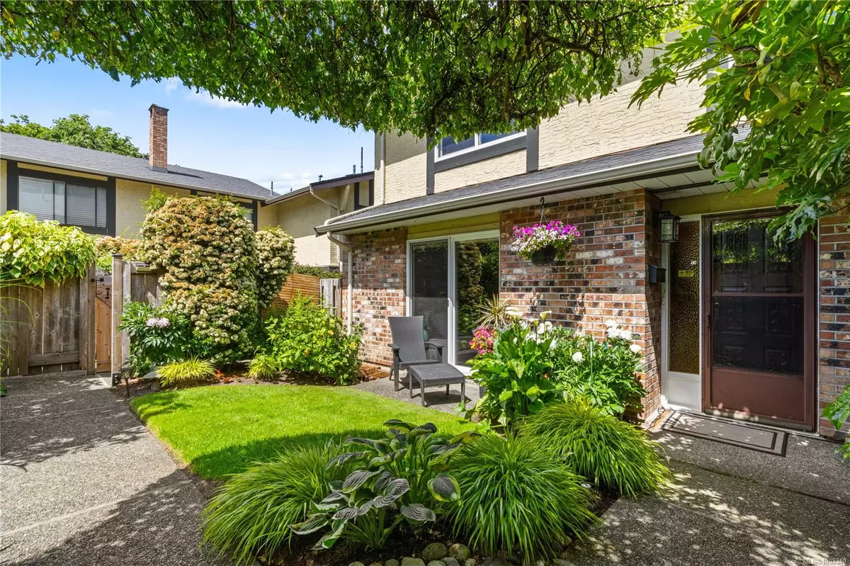 Victoria, BC V8S 3R5,949 Pemberton Rd #11