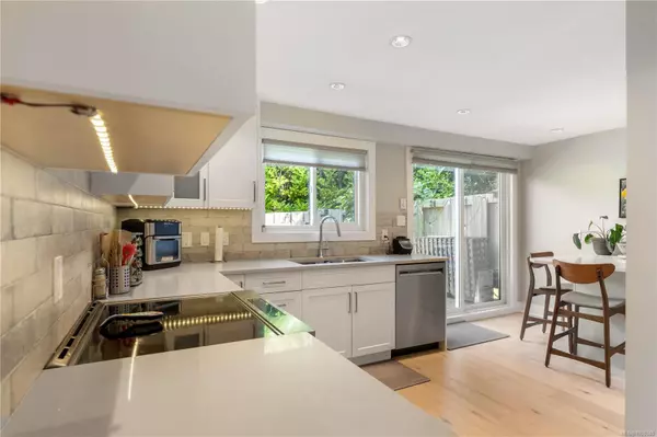 Victoria, BC V8S 3R5,949 Pemberton Rd #11