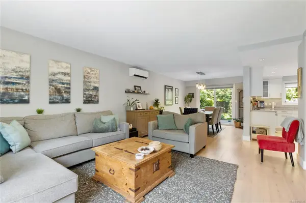 Victoria, BC V8S 3R5,949 Pemberton Rd #11