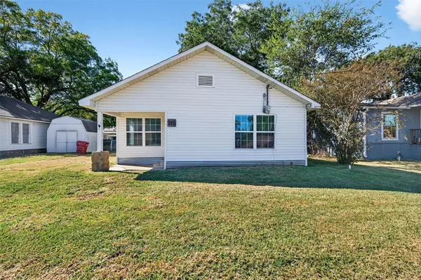 210 S Vine Street, Savoy, TX 75479