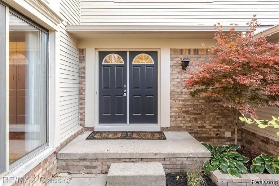 6912 PEBBLECREEK WOODS DR, West Bloomfield, MI 48322