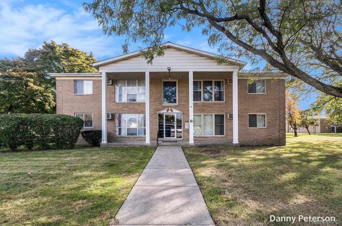 Redford, MI 48240,26341 W 7 MILE RD #B-111