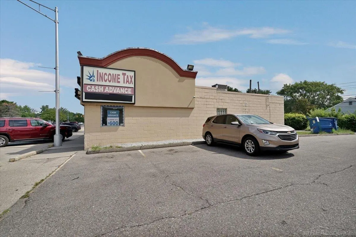 19294 Kelly RD, Harper Woods, MI 48225