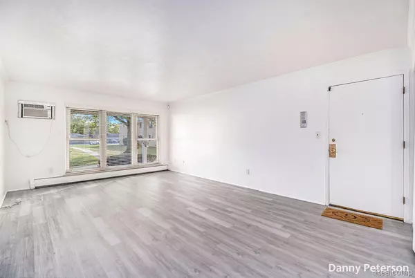 Redford, MI 48240,26341 W 7 MILE RD #B-111