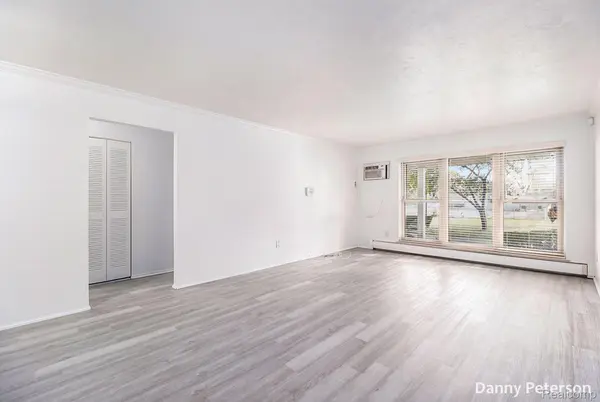 Redford, MI 48240,26341 W 7 MILE RD #B-111