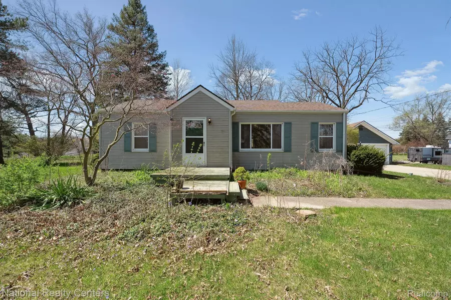 25051 MARTINDALE RD, South Lyon, MI 48178