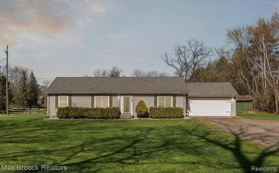 7665 PONTIAC LAKE RD, White Lake, MI 48386