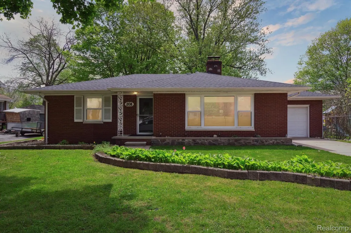 208 E SAINT CLAIR ST, Almont Vlg, MI 48003