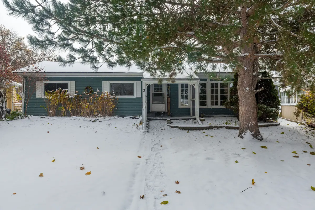 Innisfil, ON L9S 1N9,3 Maple CT