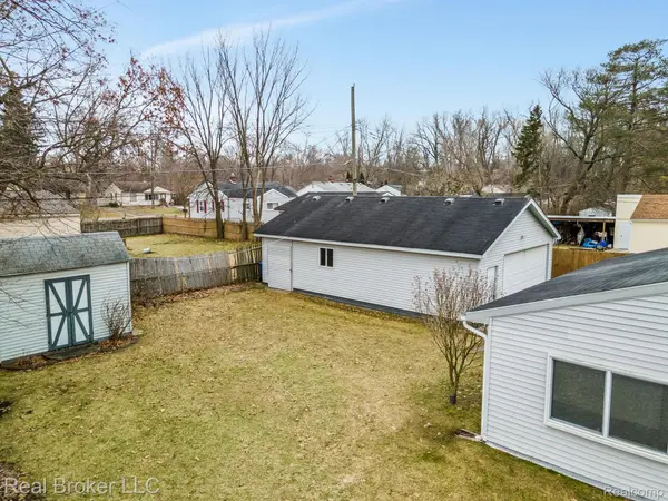 Waterford, MI 48327,427 CLAYBURN BLVD