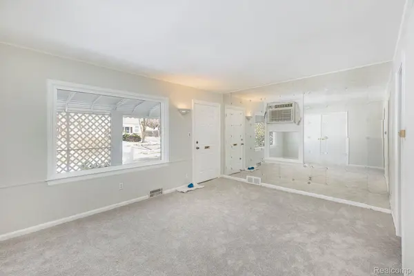 Harper Woods, MI 48225,19162 ROSCOMMON ST