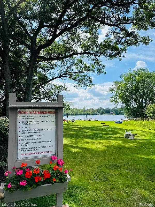 South Lyon, MI 48178,11890 Shenandoah  DR #1