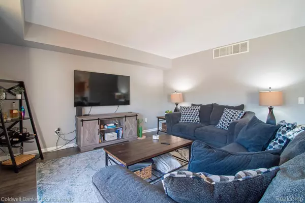 Rochester Hills, MI 48309,1655 RIVERSIDE DR #10