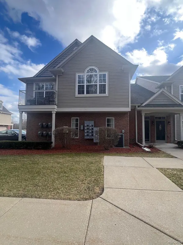 11355 N WOODS DR, Shelby Twp, MI 48317