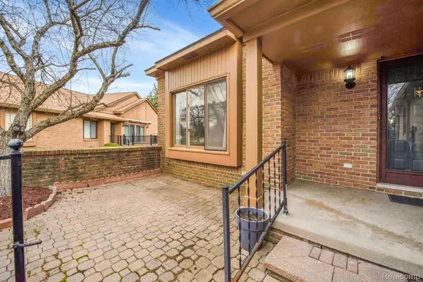 Rochester Hills, MI 48307,2211 LONDON BRIDGE DR