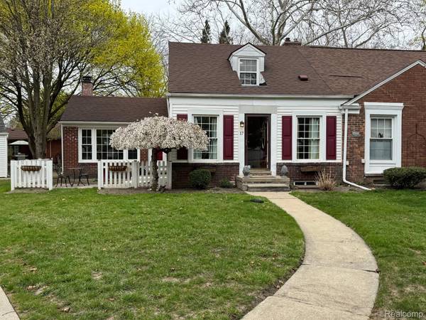 17 CARLTON LN, Dearborn, MI 48120