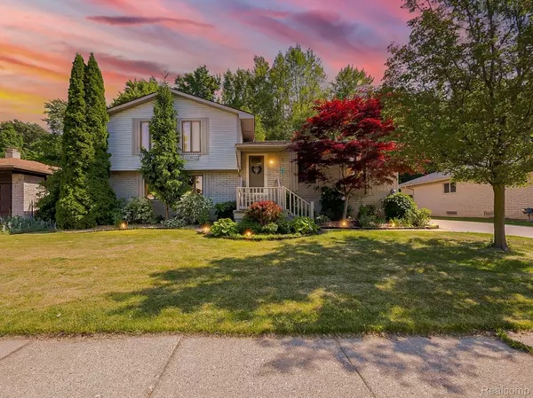 19394 Ingram DR, Shelby Twp, MI 48038